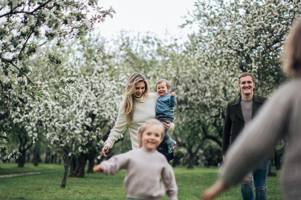 Семейное фото на фоне цветущих деревьев