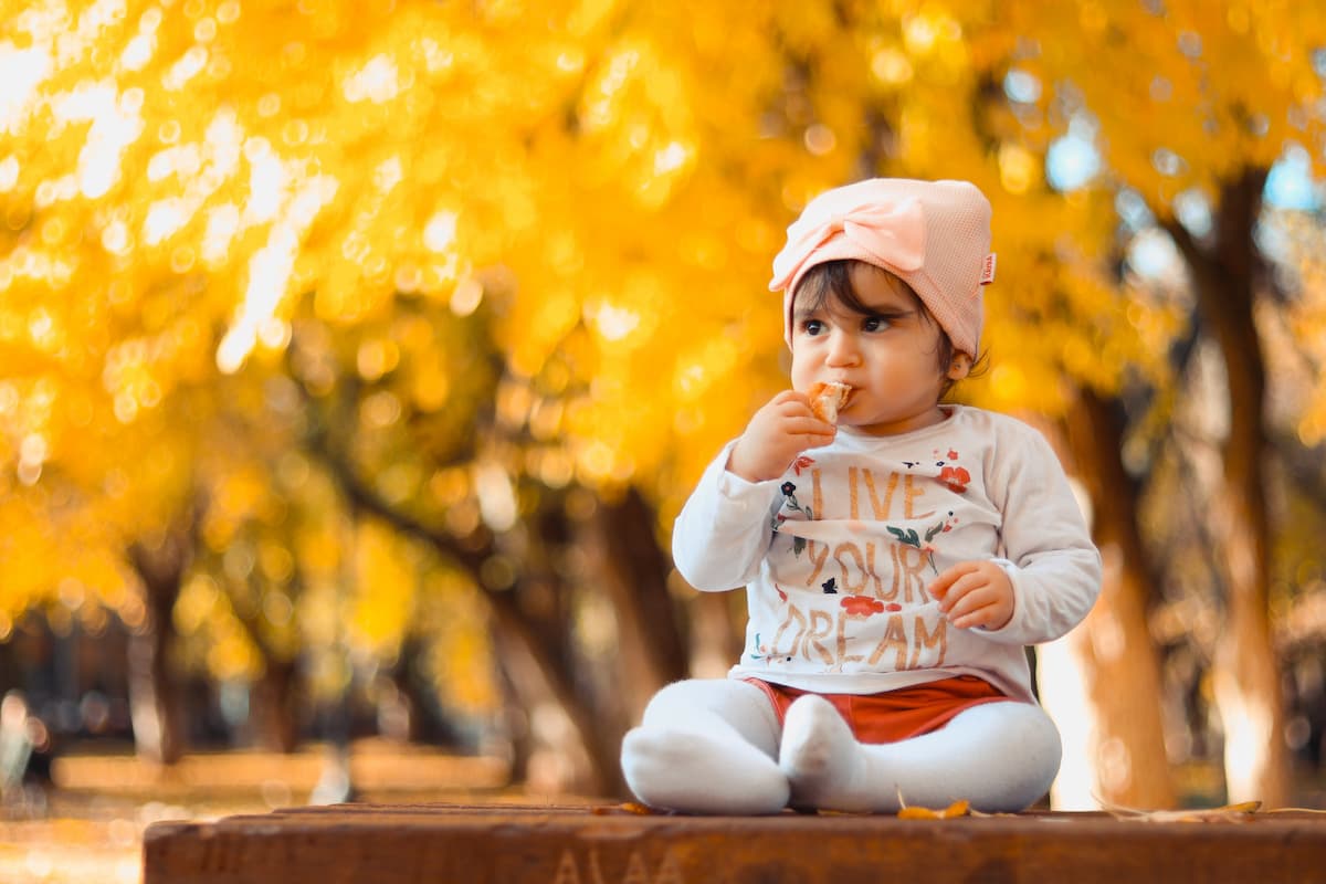 Девочка на фоне золотой листвы
