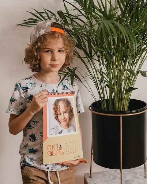 Ребенок с календарем «Мимиграм»