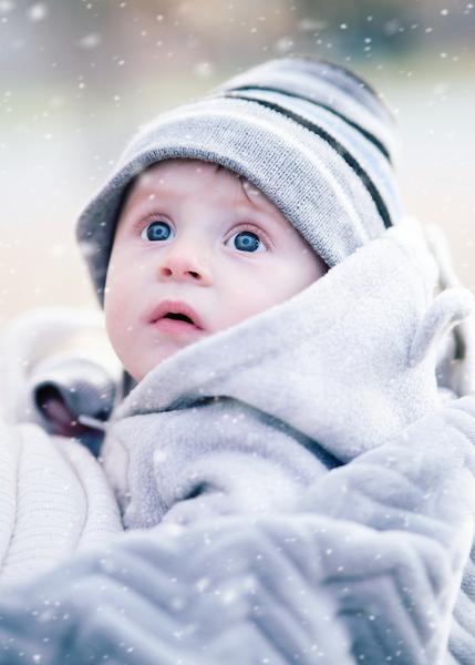Ребенок впервые видит снег