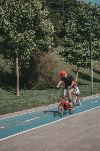 Папа с ребенком на велосипеде