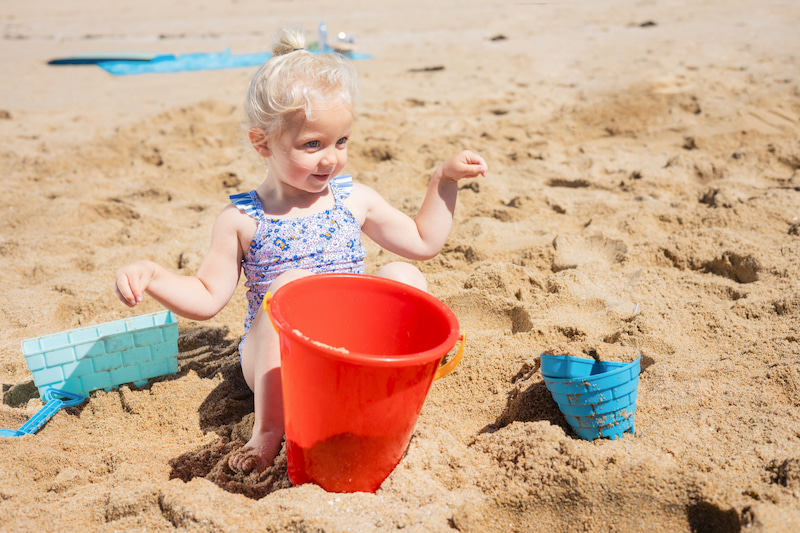 Девочка в песке
