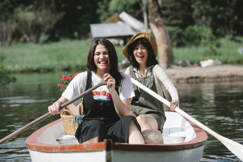 Две девушки в лодке